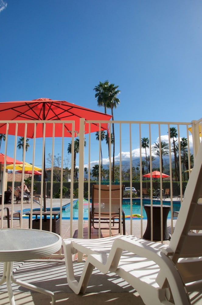 Deluxe Room, 1 King Bed, Poolside photo 2
