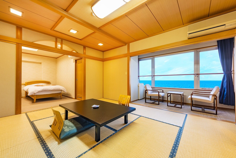 Japanese/Western-Style Superior Room (2 Single Beds and 2 Japanese Futon) w/Inner Bath, Non Smoking