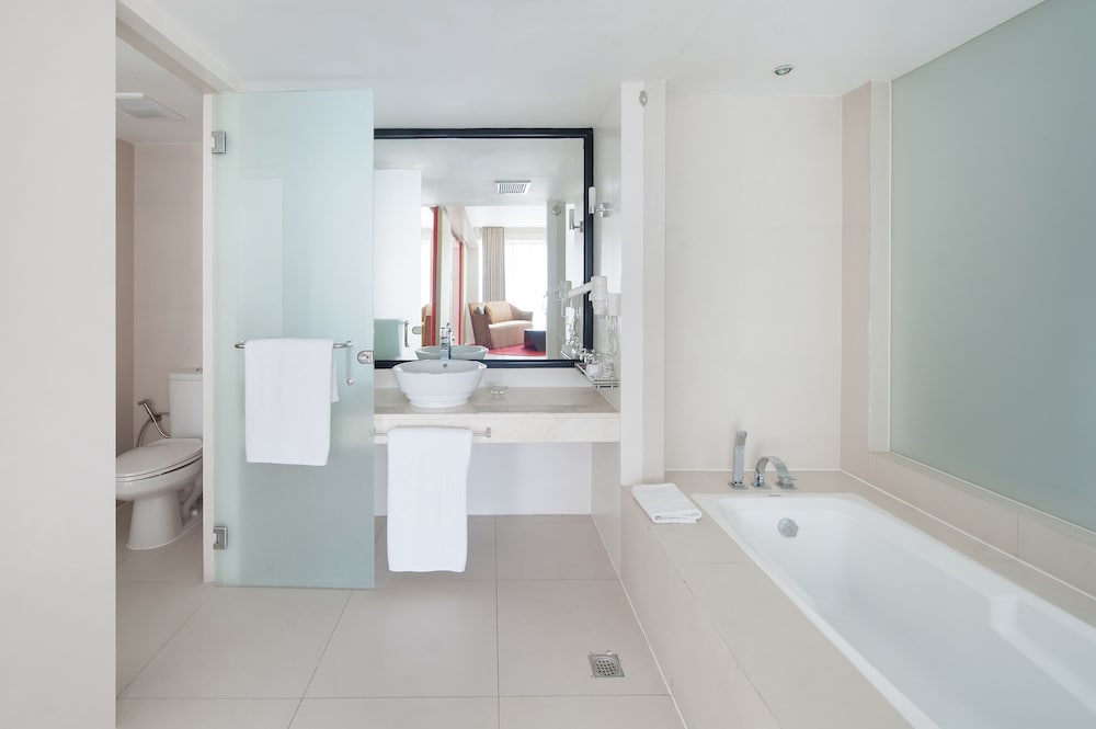 Barcelona Suite (With Tub) - Photo 15