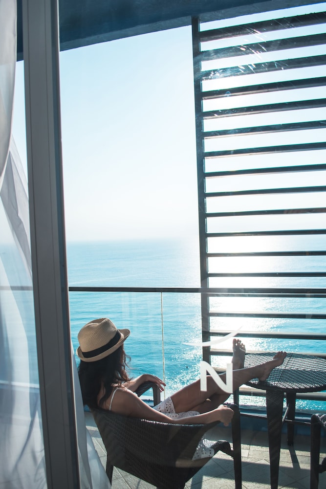 Executive Room, 1 King Bed, Ocean View - Photo 2