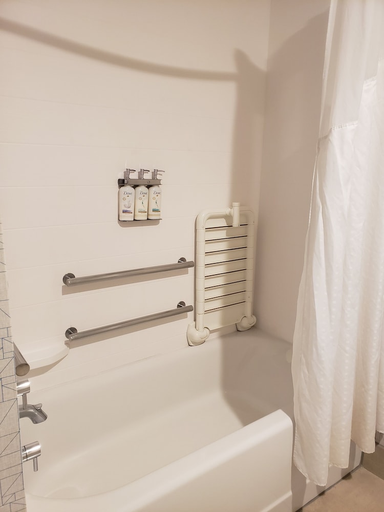 Suite, 2 Queen Beds, Accessible (Mobility, Accessible Tub) - Photo 5