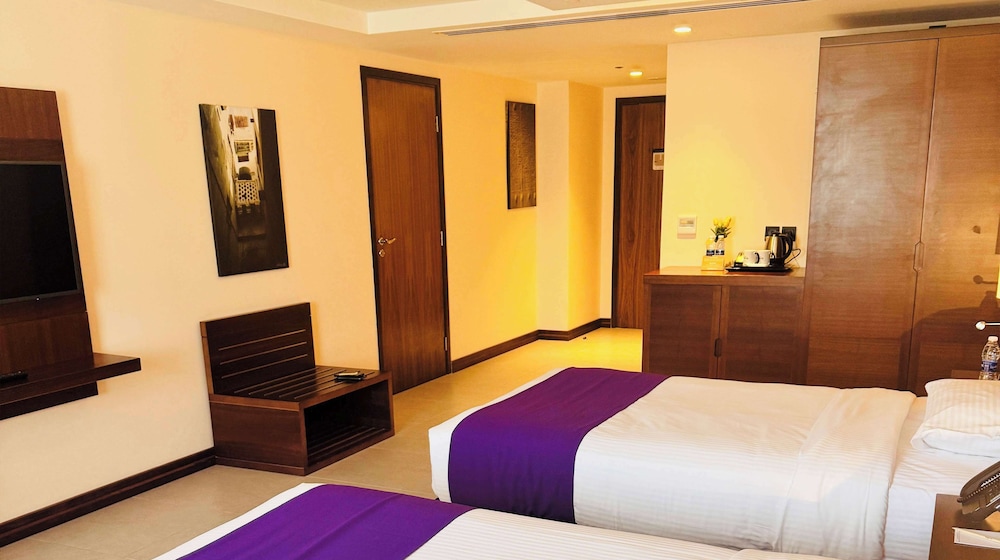 Standard Room, Multiple Beds - Photo 11