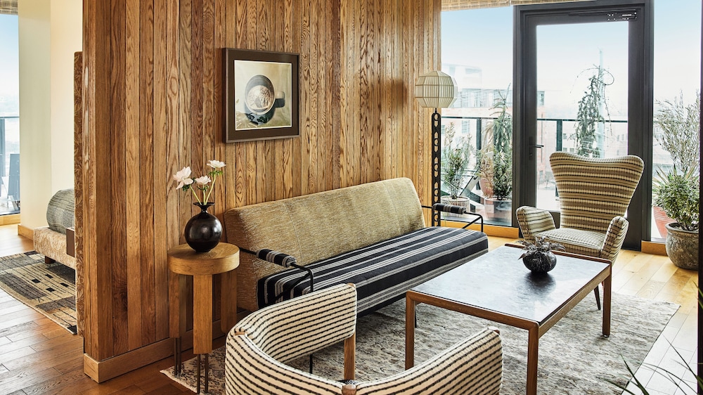 Proper Balcony Suite - Photo 6