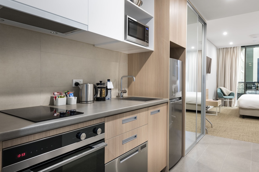 Deluxe Studio, Roll-in Shower (1 King Bed or 2 Single Beds)