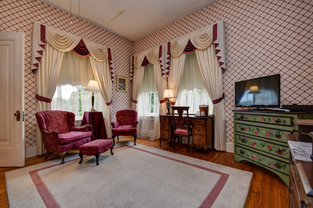 Suite (Flora Jane) photo 2