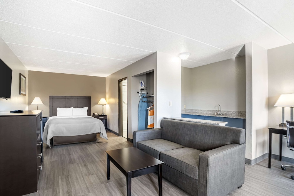 Suite, 1 King Bed, Non Smoking (Upgrade) - Photo 1