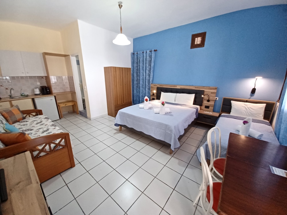 Family Studio, 1 Bedroom, Kitchenette, Courtyard Area (10)