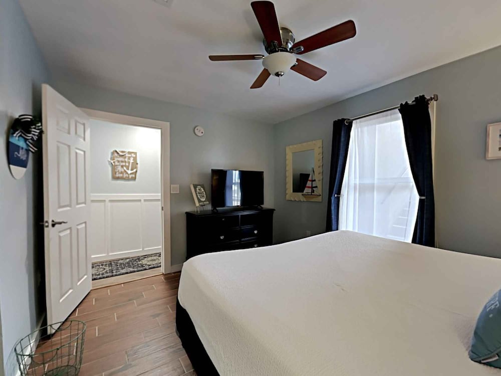 Condo, Multiple Beds, Balcony, Pool View (#303 West - No Pets) photo 1