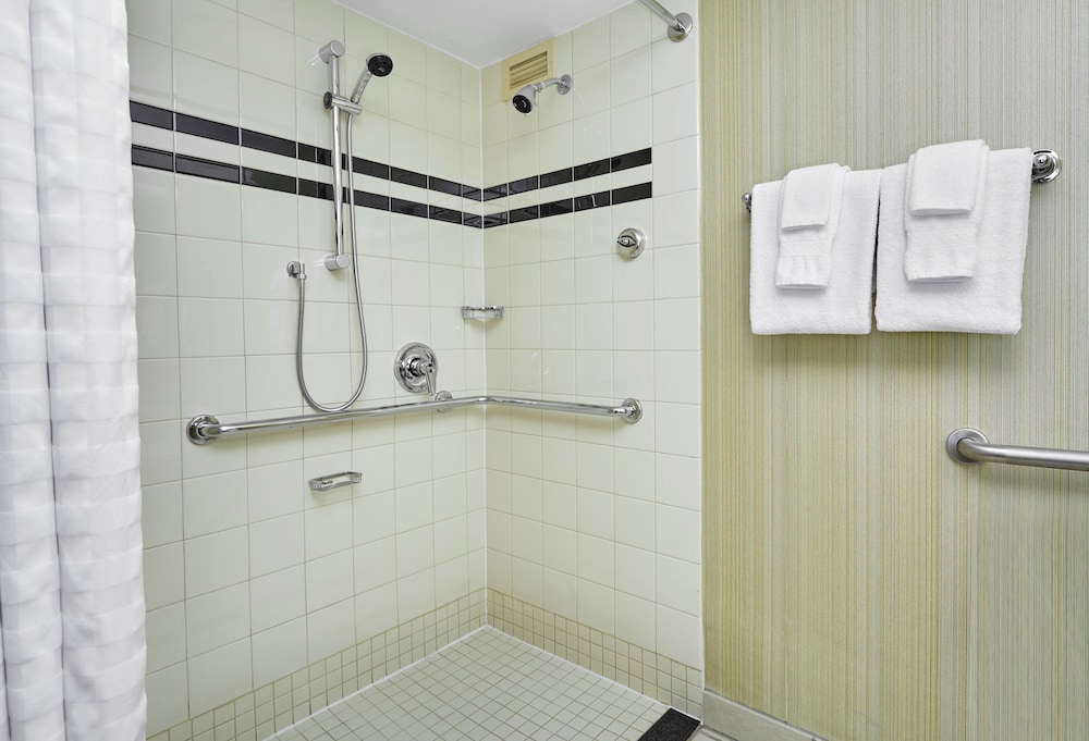 Deluxe Room, 1 King Bed, Accessible, Bathtub - Photo 4