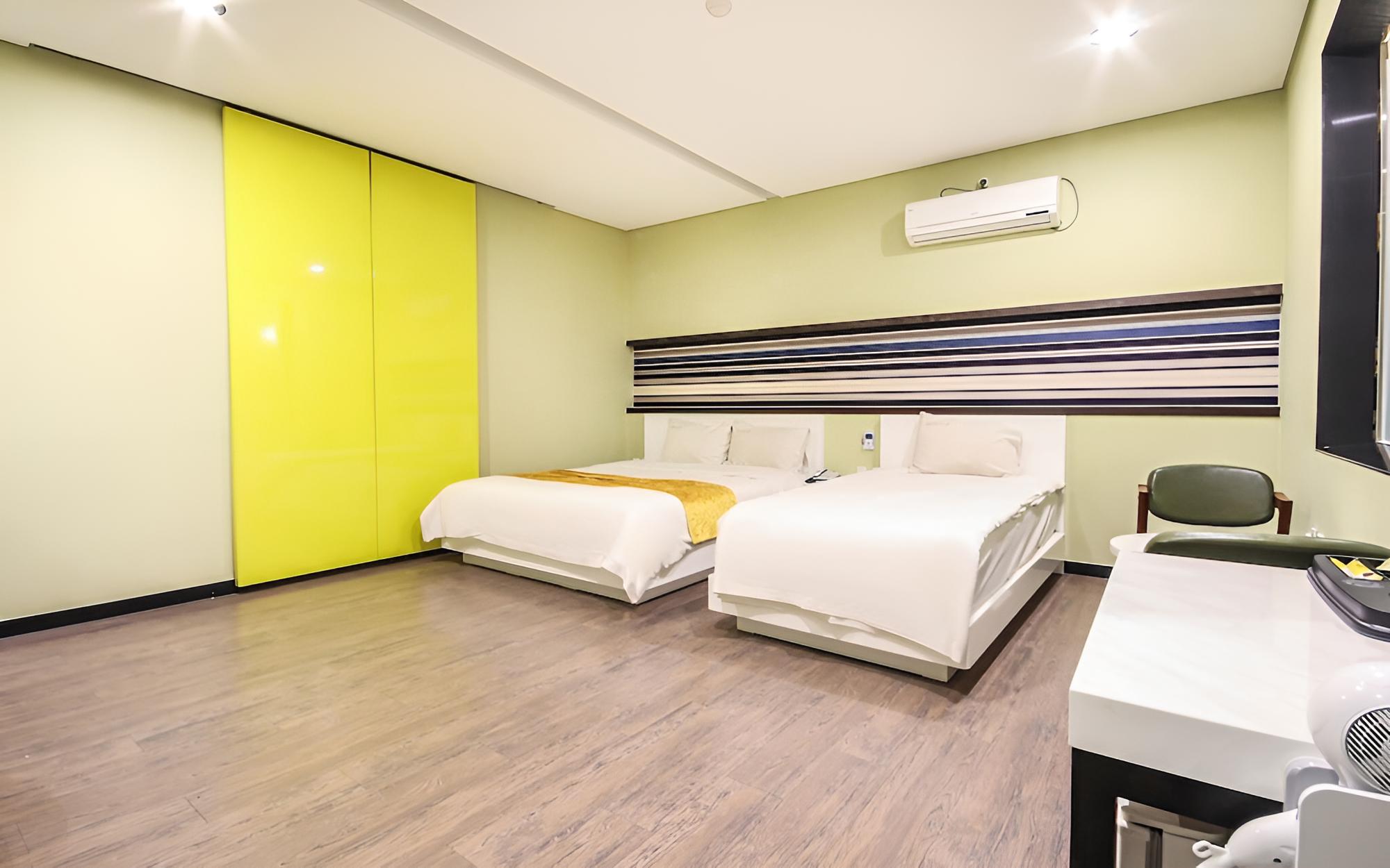Room (Twin) - Photo 1