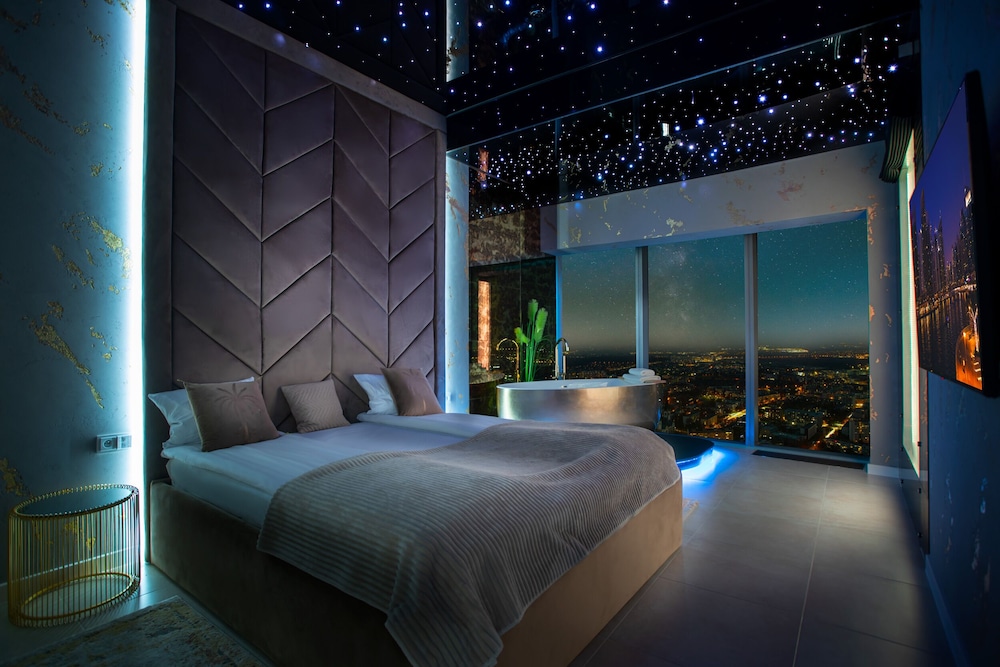 42 Floor Apartment with Bathtub
