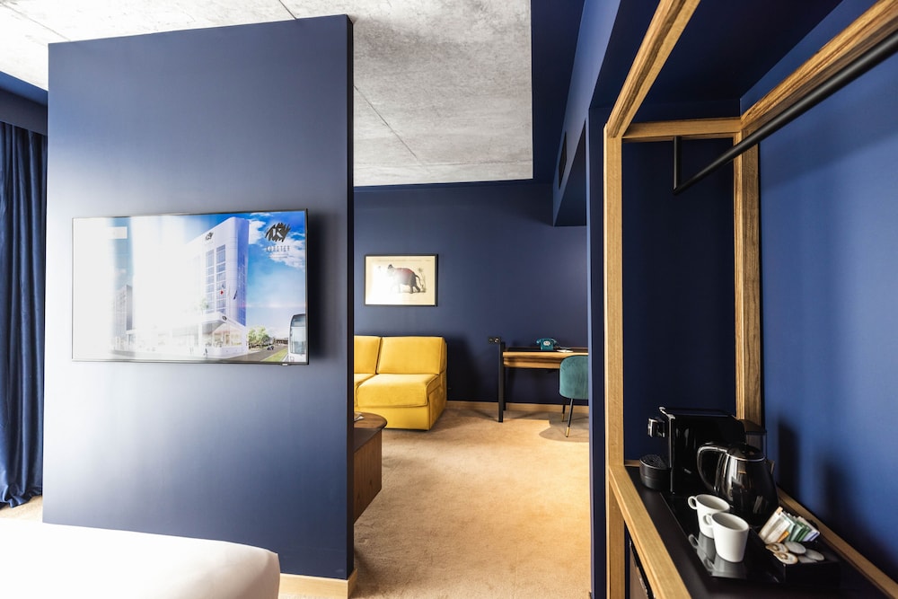 Suite - Photo 1