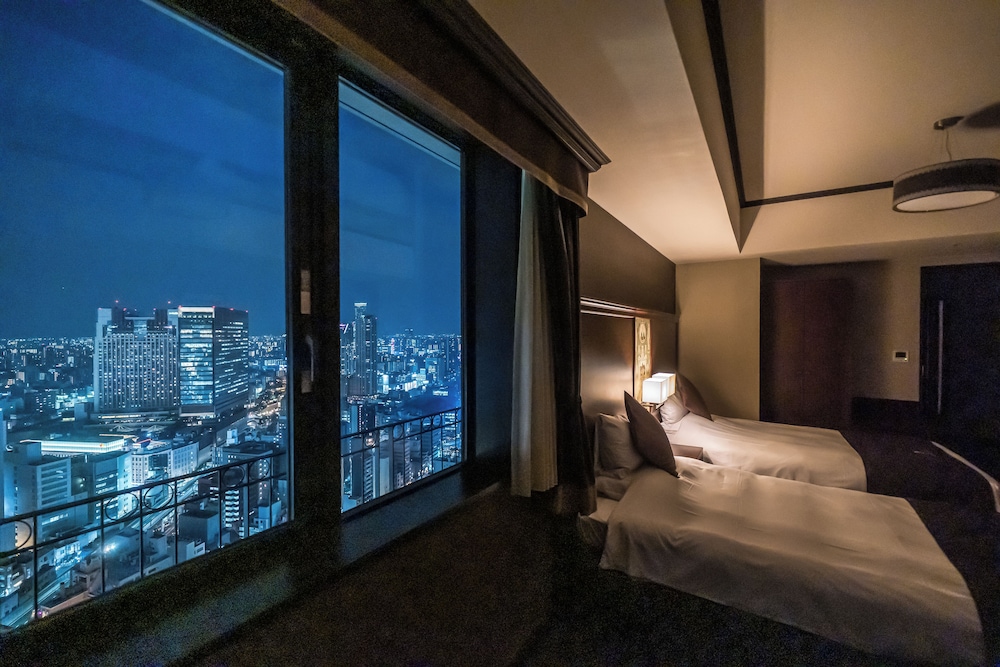 Corner Twin Room with Nighttime View Family Fourth, Non Smoking