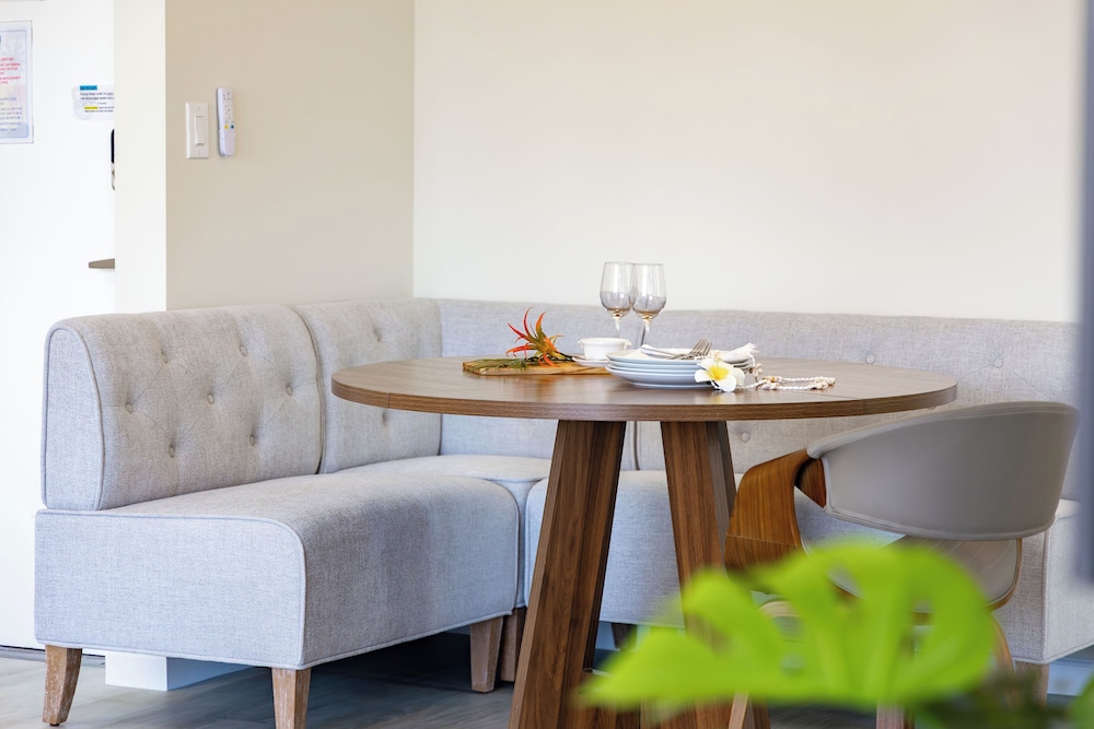 Premium Remodeled Condo with Ocean View and Parking: Premium Suite, 1 King Bed, Air conditioning, Ocean View (0194) photo