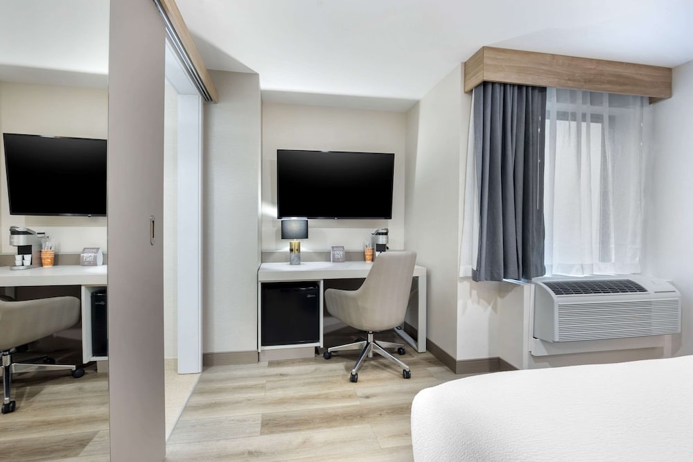Standard Room, 1 Queen Bed, Non Smoking - Photo 4