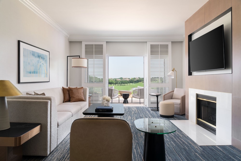 Suite, 1 King Bed, Golf View (Balcony) - Photo 1