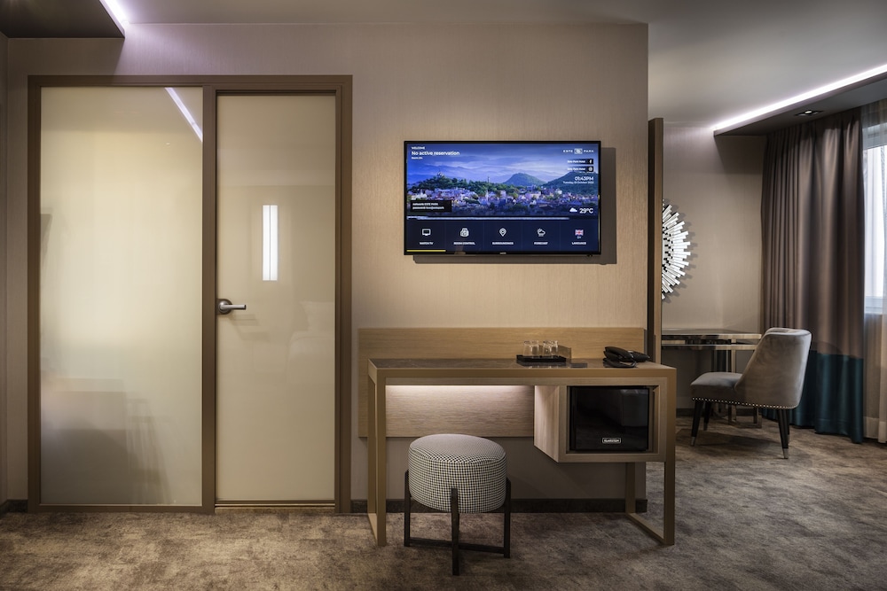 Deluxe Triple Room, Balcony - Photo 18