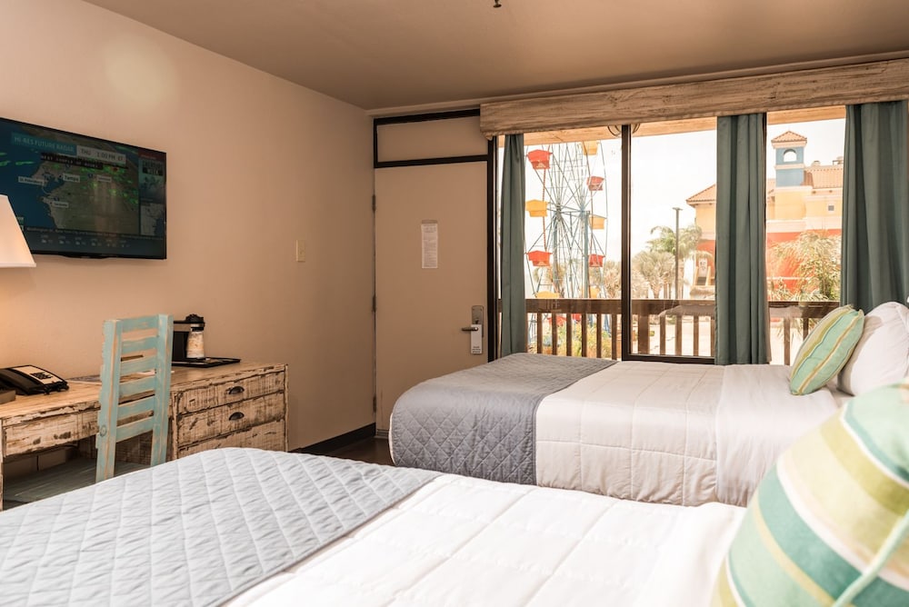 Room, 2 Queen Beds, Ocean View photo 3