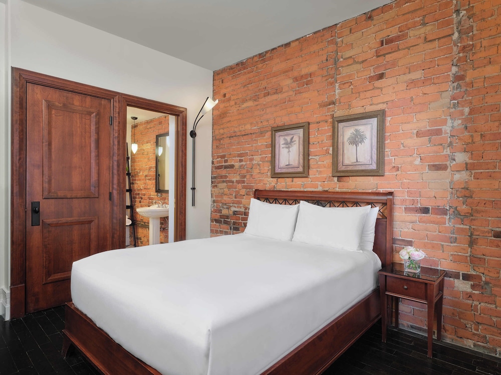 Classic Room, 1 Queen Bed thumbnail 5