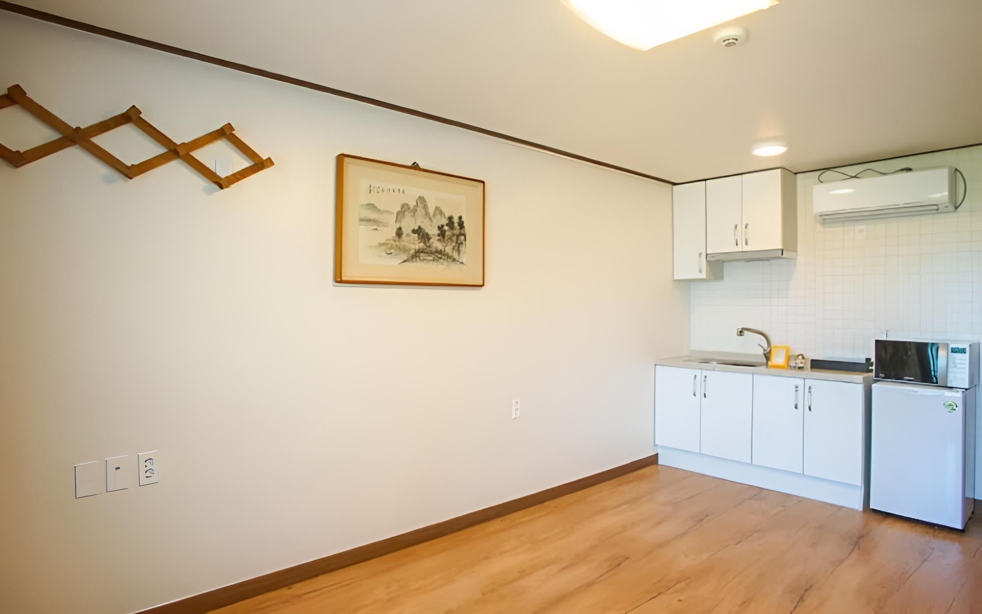 Room (Room 203)