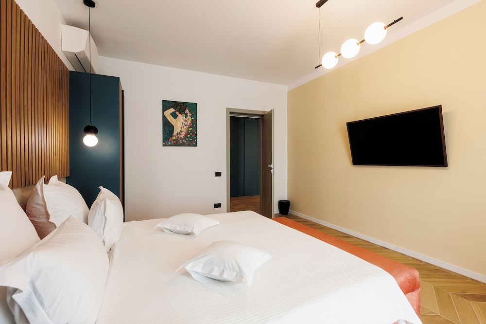 Luxury Double Room, 1 Queen Bed, Private Bathroom, Pool View
