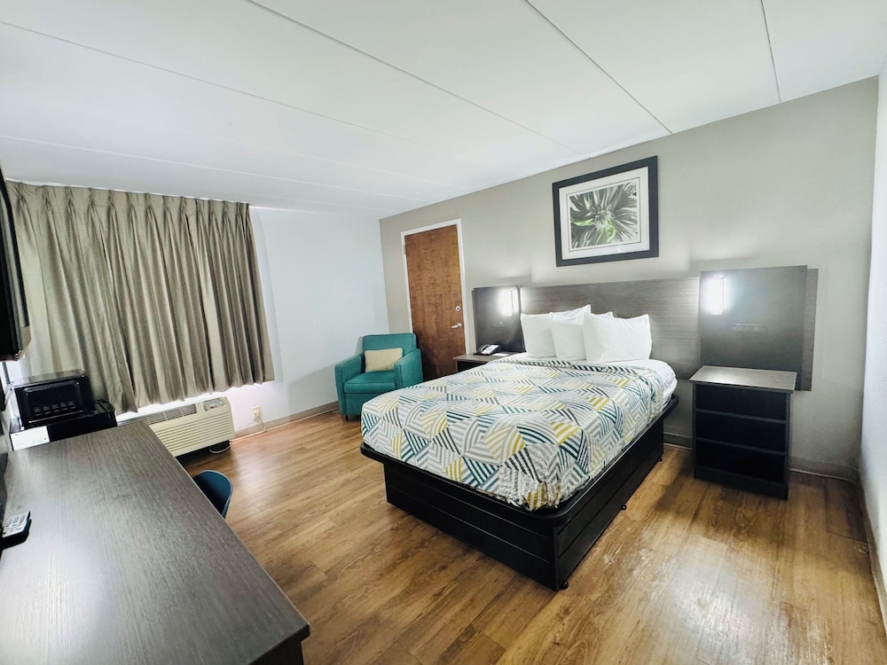 Standard Room, 1 Double Bed, Accessible, Non Smoking - Photo 2