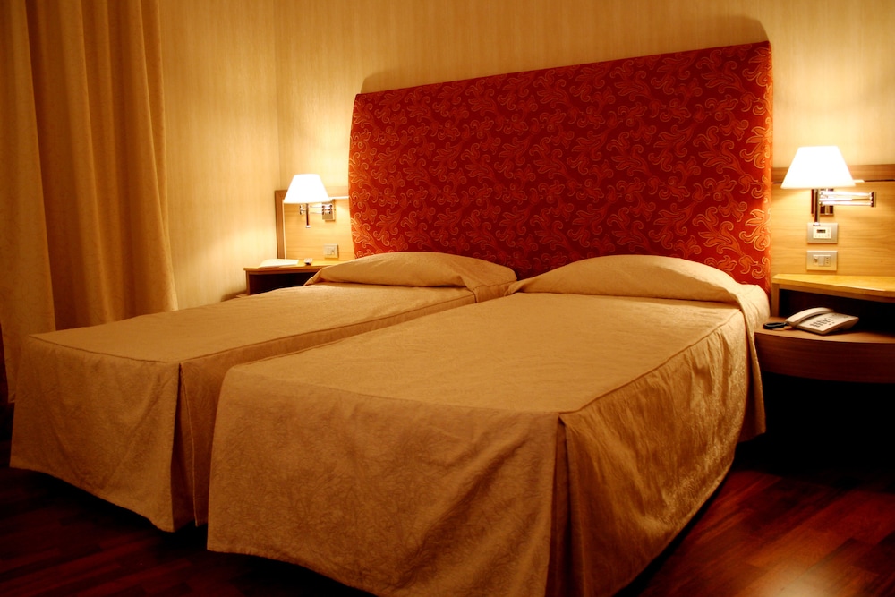 Standard Twin Room - Photo 2