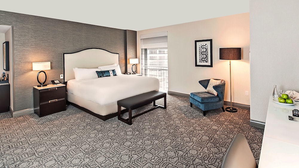 Classic Room, 1 King Bed, Mobility Accessible, Tower (Accessible Tub, Executive Tower)