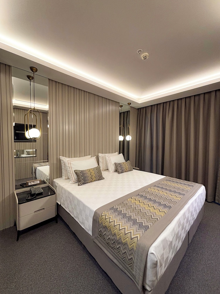 Superior Quadruple Room, City View photo 2