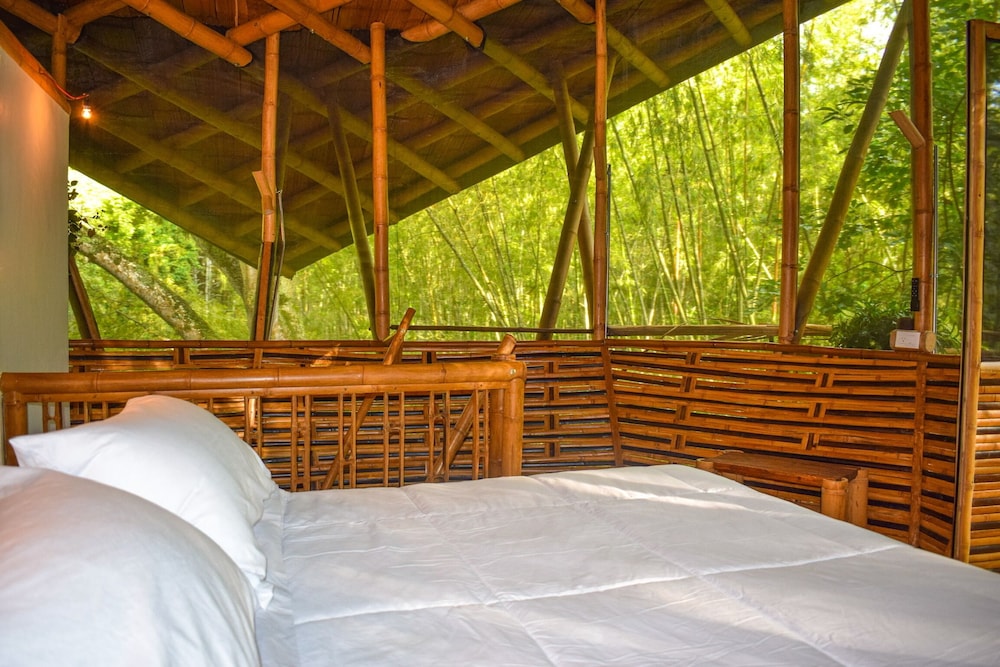 Deluxe Tree House