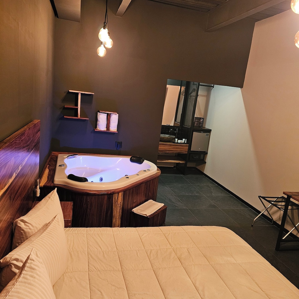 Suite, Hot Tub - Photo 6