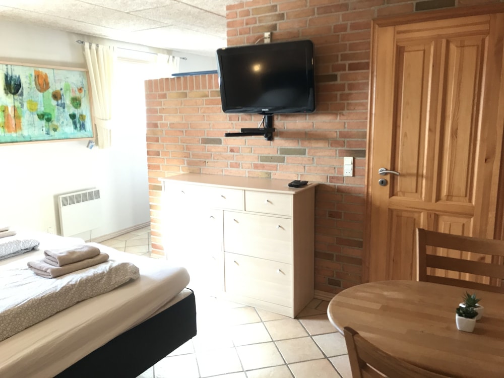 Suite, Ensuite photo 1