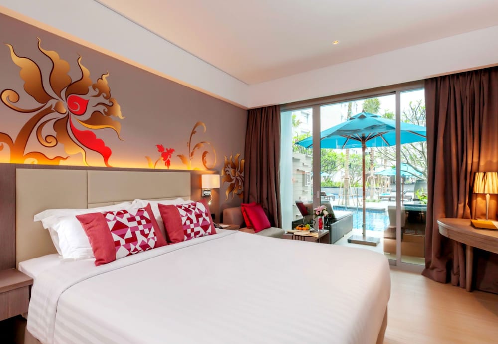 Deluxe Room, 1 King Bed, Pool Access photo 3