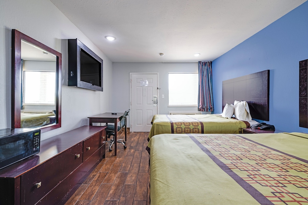 Room, 2 Queen Beds, Smoking - Photo 7