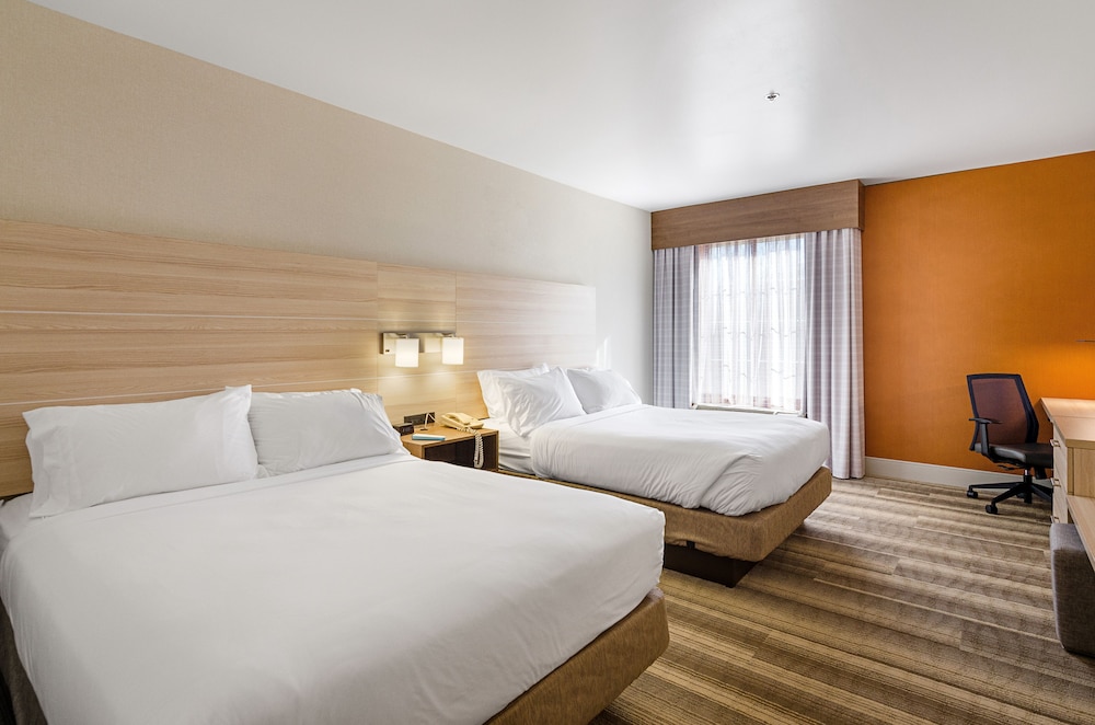 Standard Room, 2 Queen Beds - Photo 1