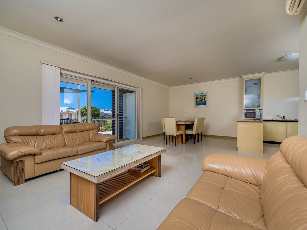 Family Townhome, 3 Bedrooms, Accessible, Pool View photo 3