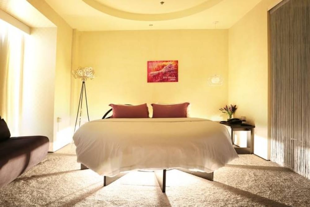 Romantic Round Bed Room photo 1