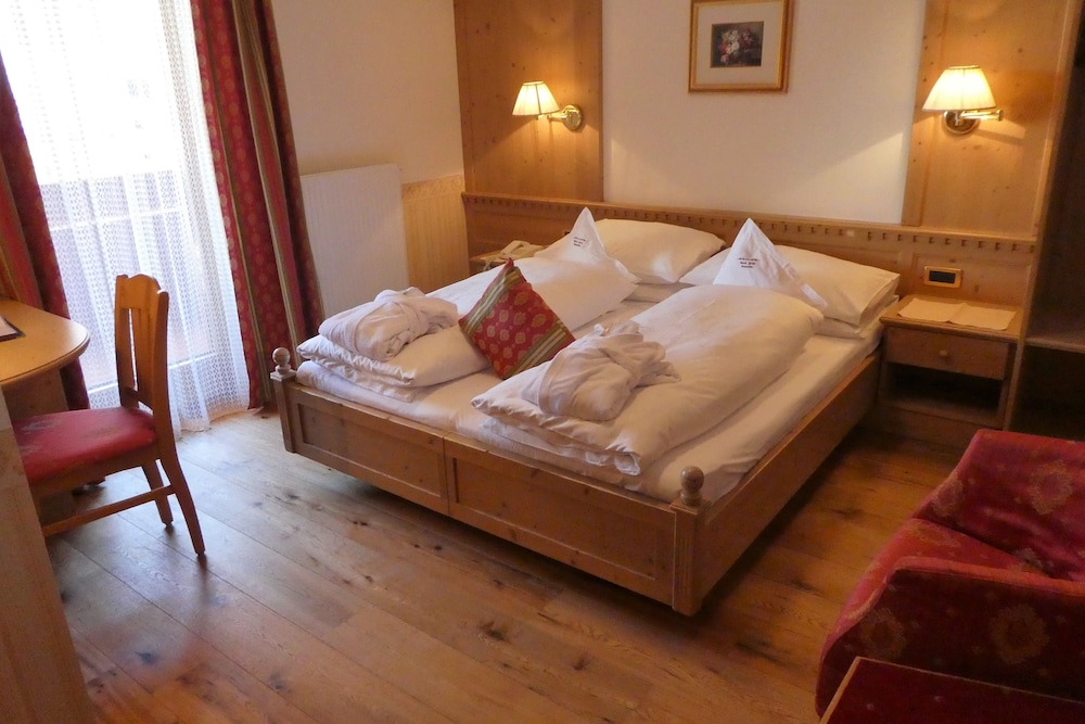 Economy Double Room, Balcony, Mountain View