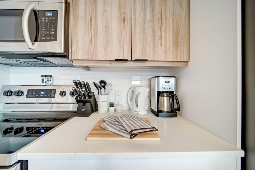Stylish Modern Condo w Parking Location Coffee, Foto 41