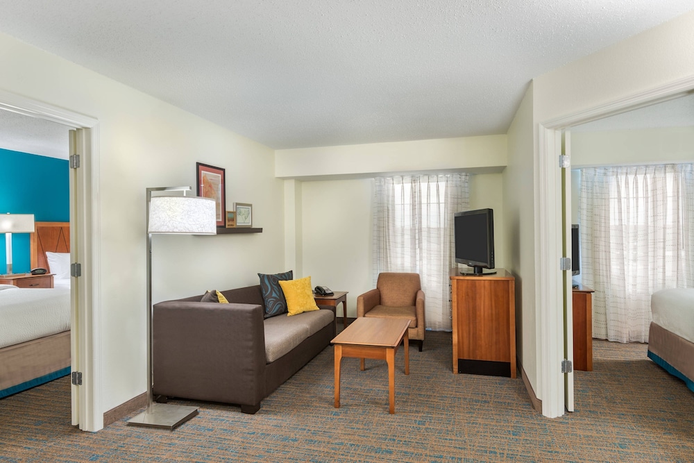 Suite, 2 Bedrooms - Photo 3