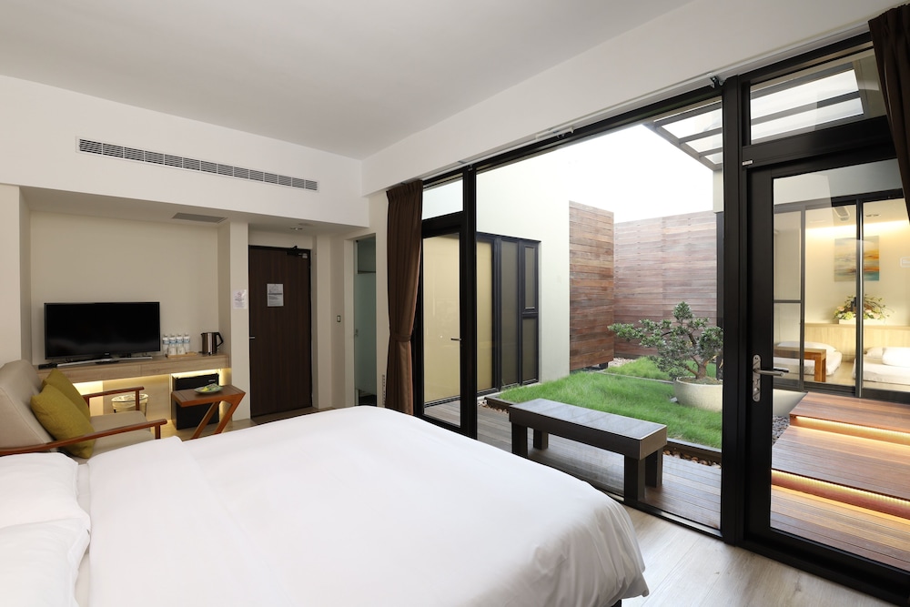 Grand Room, 2 Bedrooms, Courtyard View, Garden Area photo 1