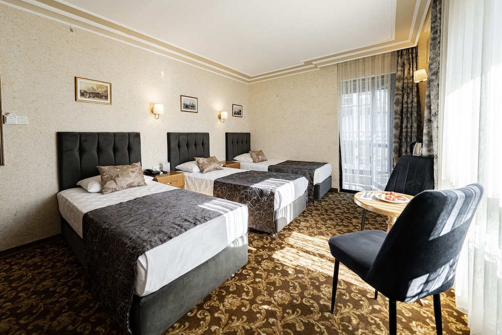 Standard Room - Trp Triple with City View and French Balcony - Photo 4