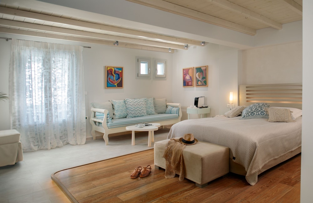 Superior Suite - Photo 11