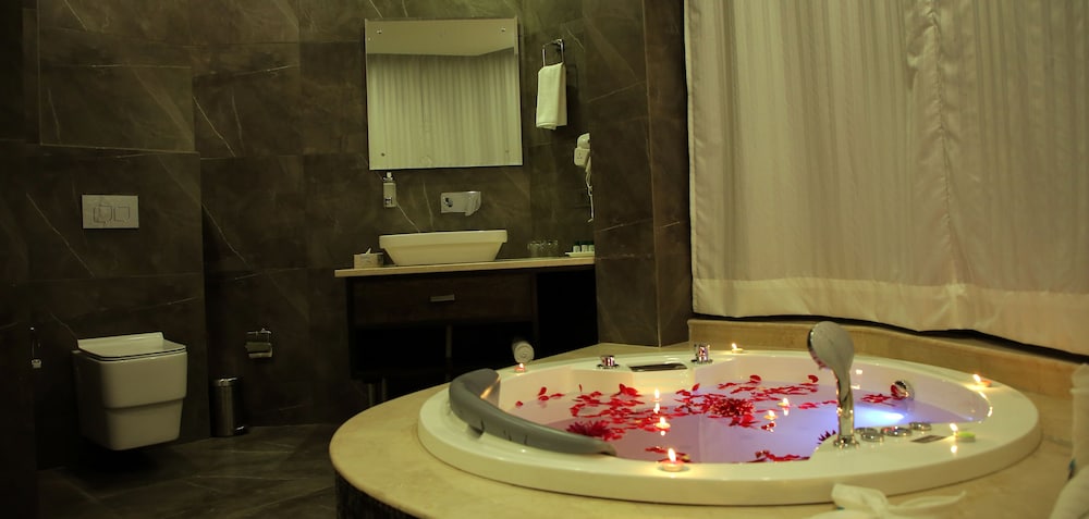 King Jacuzzi Suite - Photo 3