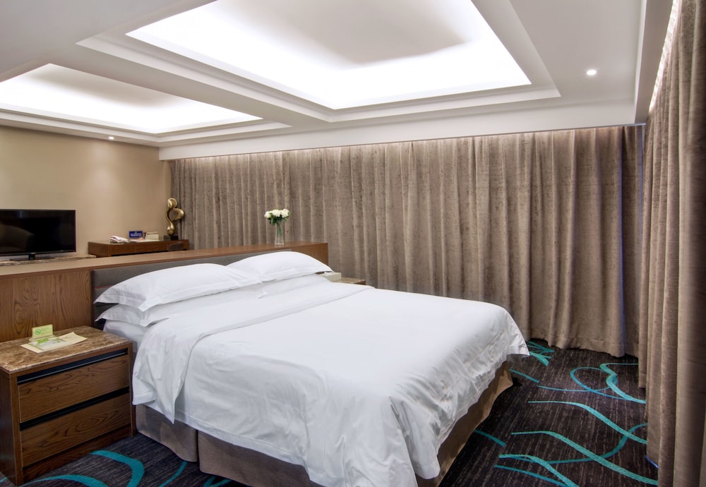 Premier Sunshine Suite photo 1