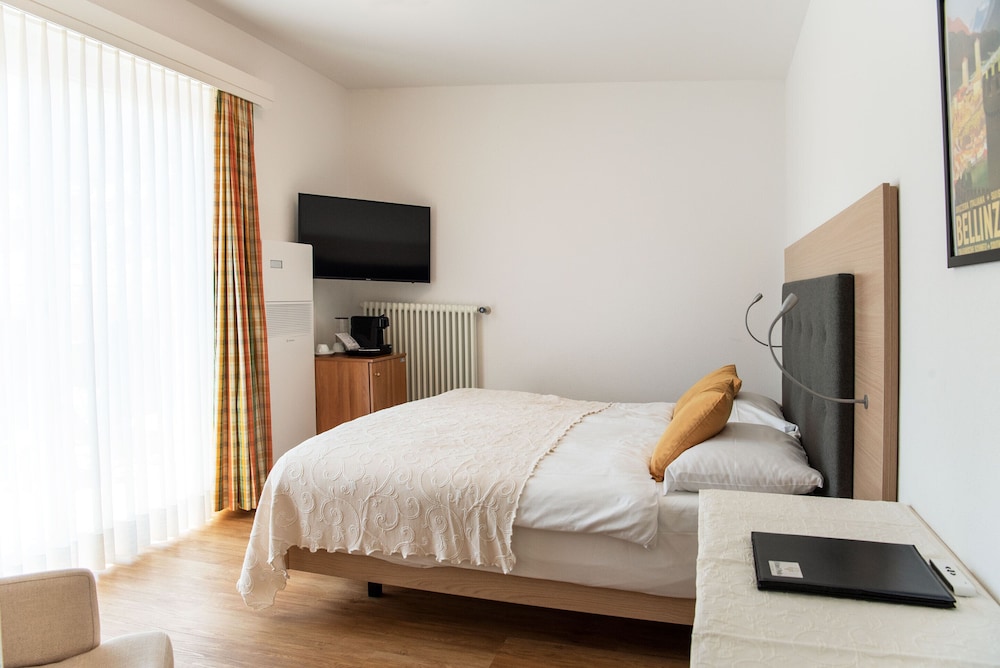 Superior Room, 1 King Bed, Balcony