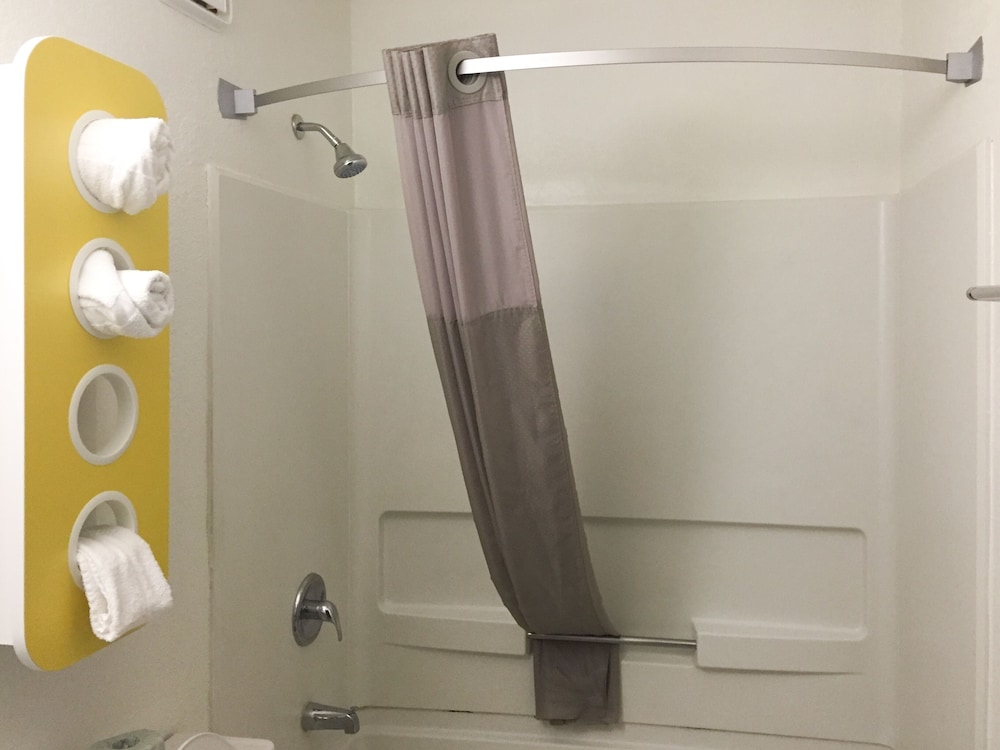 Deluxe Room, 1 King Bed, Non Smoking, Refrigerator & Microwave - Photo 5