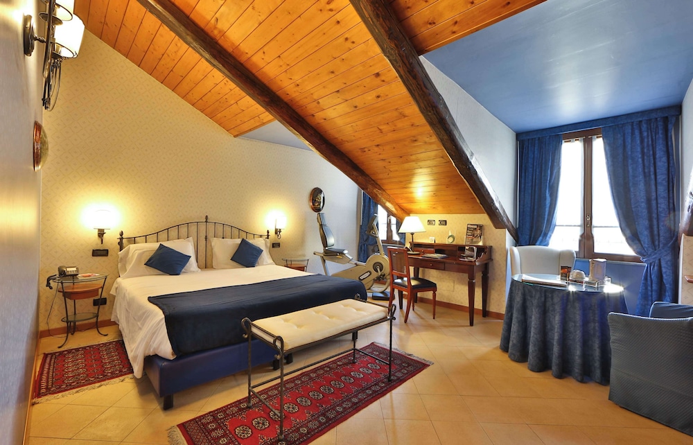 Deluxe Room, 1 Queen Bed - Photo 10