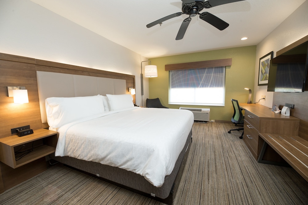 Suite, 1 Bedroom - Photo 2