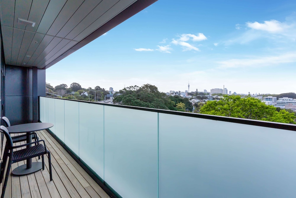 Deluxe Apartment, 1 Bedroom, Kitchen (Top Floor, Non-Motorway Facing) - Photo 9